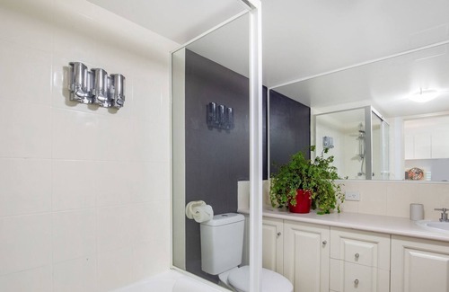 Burleigh Heads Apartment | Burleigh Heads Koala Park Apt Parking Near Beach