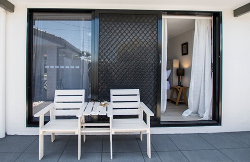 Burleigh Waters Apartment | Burleigh stroll beach / Own entry and King Bed