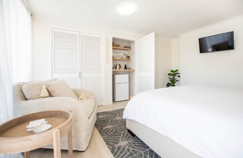 Burleigh Waters Apartment | Burleigh stroll beach / Own entry and King Bed
