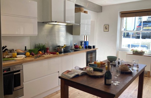 Eastbourne City Centre House | Burlington Palace, Huge Sea front Villa, Super King suites, velvet dining room