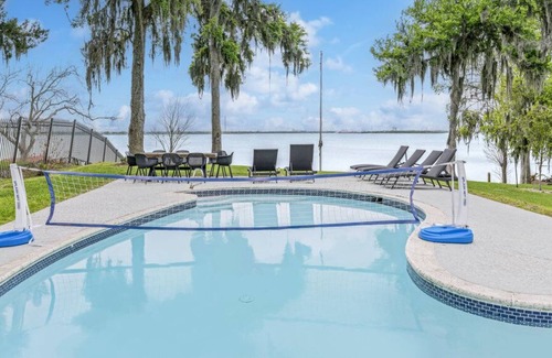 Barrett House | Burnet Bay Waterfront Pool Resort