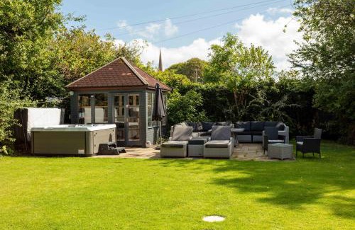Ayr Villa | Burnock Lodge with Hot Tub