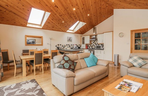 Foss Cottage | BURNSIDE LODGE (LODGE 1, GLENGOULANDIE), pet friendly in Aberfeldy