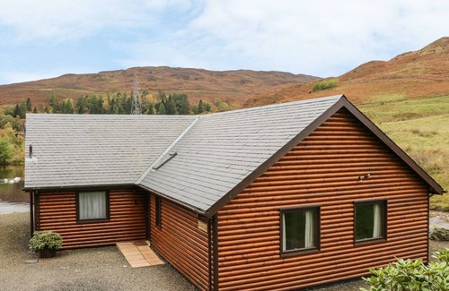 Foss Cottage | BURNSIDE LODGE (LODGE 1, GLENGOULANDIE), pet friendly in Aberfeldy