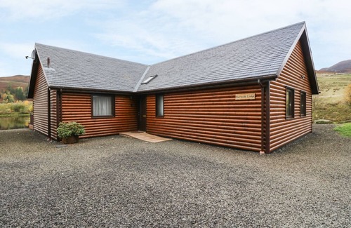 Foss Cottage | BURNSIDE LODGE (LODGE 1, GLENGOULANDIE), pet friendly in Aberfeldy