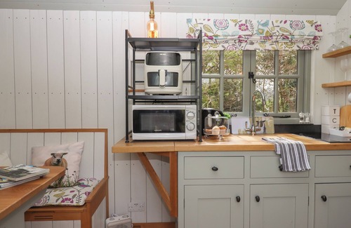 Swimbridge Cottage | BURR 2 SHEPHERDS HUT, romantic, country holiday cottage in Barnstaple