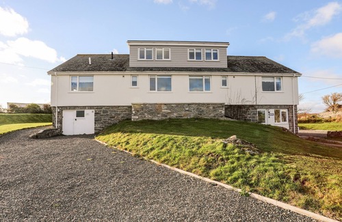 Holyhead Cottage | BURTON APARTMENT, pet friendly, with a garden in Trearddur Bay