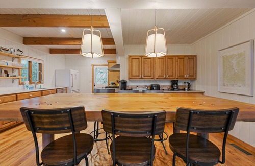 Tiger House | Burton Bass Lodge - Newly renovated family retreat in Murray Cove, Lake Burton.