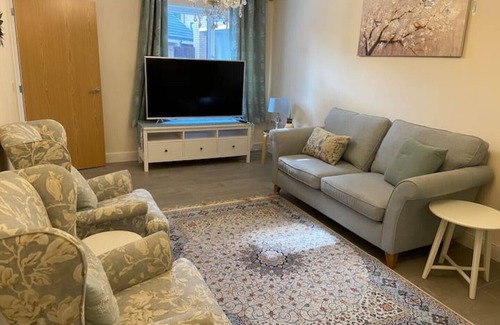 Milton Keynes House | Burton Way - Stylish, Spacious 4 Bedroom Detached Home