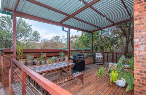 Pretoria Apartment | Bushbaby Cottage in Hartbeespoort