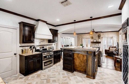 Knox - Henderson House | Business Friendly 14 Bed Duplex Mins to Downtown/Convention Center Walk to Bars!