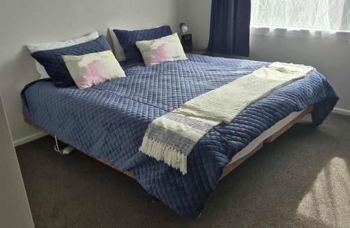 Palmerston North Bed & Breakfast | Business or fun come relax. A quiet neighbourhood with lovely walking tracks.