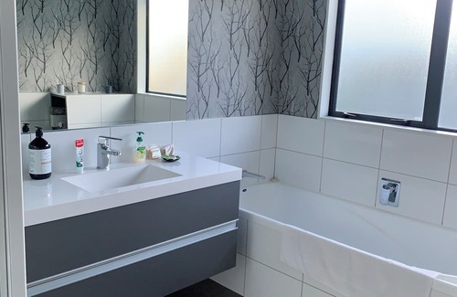 Palmerston North Bed & Breakfast | Business or fun come relax. A quiet neighbourhood with lovely walking tracks.