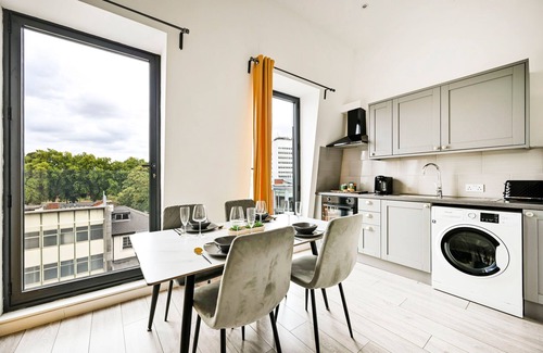 Ealing Apartment | Business Stay in Ealing | Steps to Tube Station