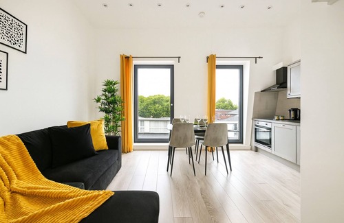 Ealing Apartment | Business Stay in Ealing | Steps to Tube Station