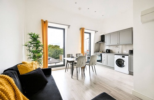 Ealing Apartment | Business Stay in Ealing | Steps to Tube Station