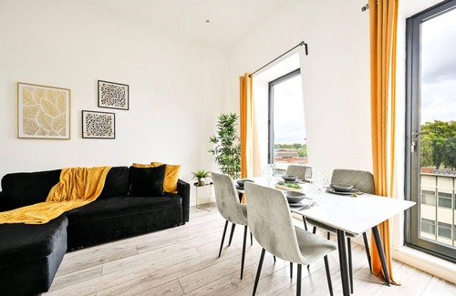 Ealing Apartment | Business Stay in Ealing | Steps to Tube Station