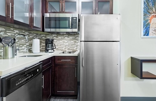 Seybold Hotel | Business Travel Bliss: 5 Minutes to Airport, Complimentary Breakfast! Pool!
