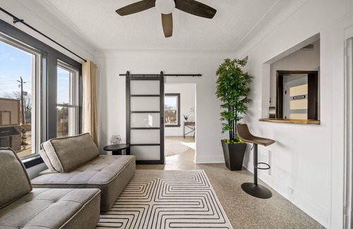 Kingsville Apartment | Business Travellers, Couples STAY DOWNTOWN KINGSVILLE Cozy Private SUITE - 1 bed