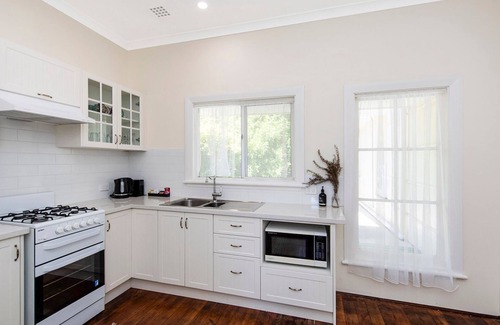 Busselton Cottage | Busselton River Cottage with WIFI- lovel cottage has the cosy feel you would expect when holidaying