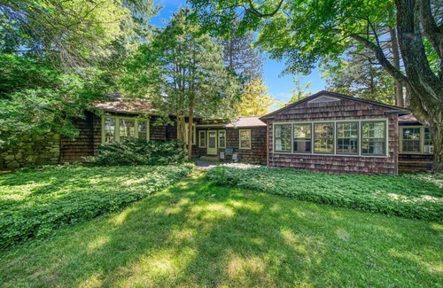 Sunapee House | Butler Cottage Lakefront on Lake Sunapee