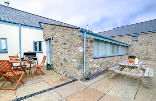 Llanfaethlu Apartment | Buttercup - a coastal that sleeps 4 guests in 2 bedrooms