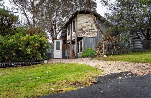 Leura Cabin | Buttercup Oasis - Cabin with Hot-Tub and Firepit