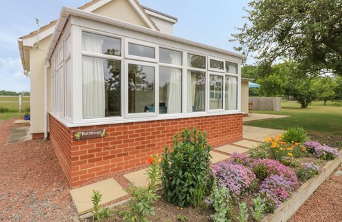Flyford Flavell Cottage | BUTTERCUPS AT MIDWAY, family friendly, with hot tub in Kington