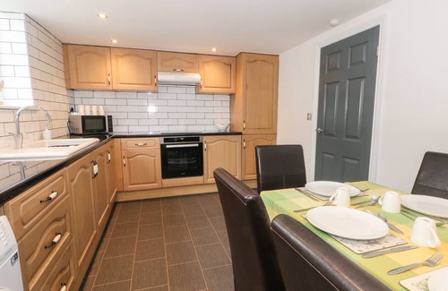 Rawtenstall Cottage | BUTTERFLY COTTAGE, family friendly, with a garden in Rossendale