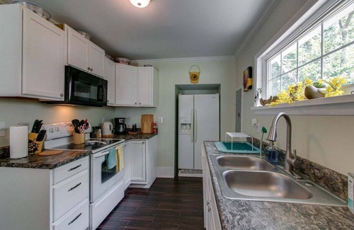 Clarksville House | Butterfly House 1021 Crossland Ave