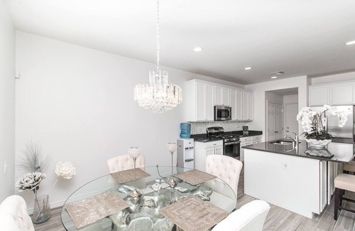 Sovana House | BUTTERFLY Lounge w/2 Masters - 12 min f/the Strip