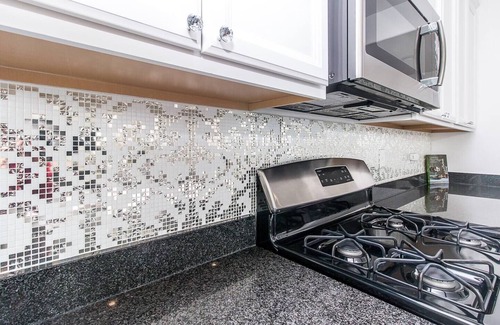 Sovana House | BUTTERFLY Lounge w/2 Masters - 12 min f/the Strip