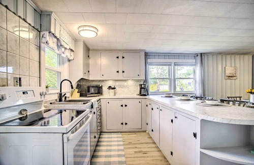 Buzzards Bay House | 'Buttermilk Cottage' - Cape Cod Escape w/Fire Pit