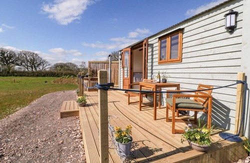 Crediton Cottage | BUZZARDS, romantic, character holiday cottage in Morchard Bishop