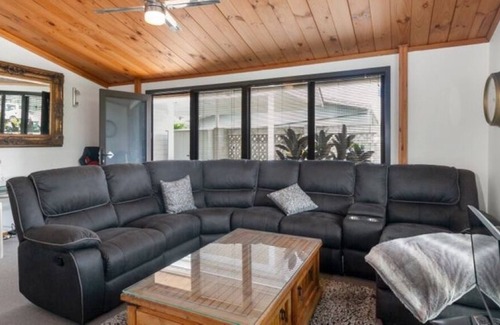 Orewa House | Buzzing restaurant Orewa Village and Orewa Beach a quick walk. Pet friendly.