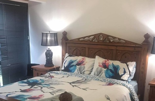 Orewa House | Buzzing restaurant Orewa Village and Orewa Beach a quick walk. Pet friendly.