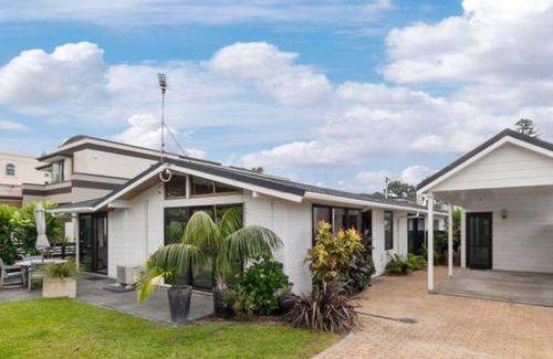 Orewa House | Buzzing restaurant Orewa Village and Orewa Beach a quick walk. Pet friendly.