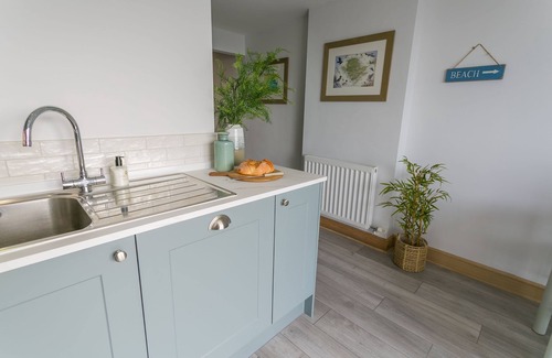 Cylch-Y-Garn Apartment | Bwthyn Bach - a sea view that sleeps 4 guests in 2 bedrooms