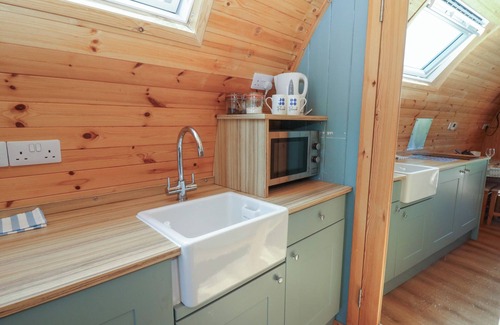 Bethania Cottage | BWTHYN BACH BREFI, romantic, with hot tub in Llanddewi-Brefi
