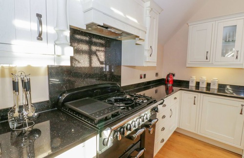 Penmaenmawr Cottage | BWTHYN CARREGWEN, pet friendly, with open fire in Dwygyfylchi