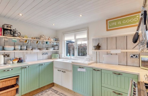 Llanfair Caereinion Cabin | BWTHYN CERRIDWEN, pet friendly, with hot tub in Llanfair Caereinion