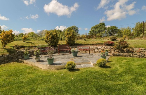 Llanddaniel Fab Cottage | BWTHYN CLYD, family friendly, with a garden in Llanddaniel Fab
