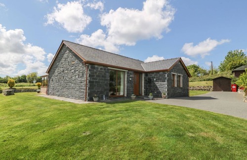 Llanddaniel Fab Cottage | BWTHYN CLYD, family friendly, with a garden in Llanddaniel Fab