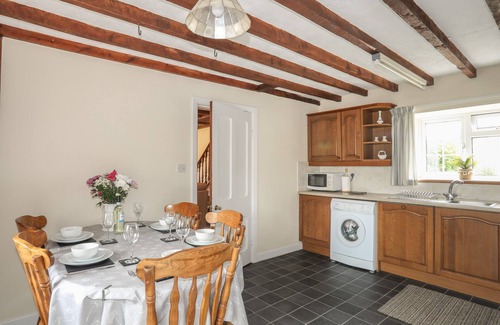 Garndolbenmaen Cottage | BWTHYN DERWIN FAWR, family friendly, with open fire in Penygroes