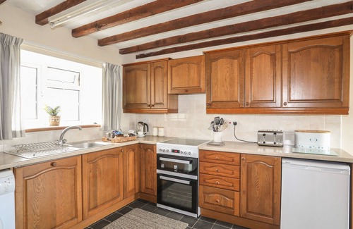 Garndolbenmaen Cottage | BWTHYN DERWIN FAWR, family friendly, with open fire in Penygroes