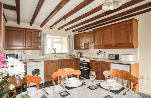 Garndolbenmaen Cottage | BWTHYN DERWIN FAWR, family friendly, with open fire in Penygroes