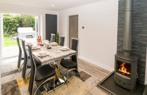 Cemaes Bay Cottage | BWTHYN EIRLYS (SNOWDROP COTTAGE), family friendly in Cemaes Bay