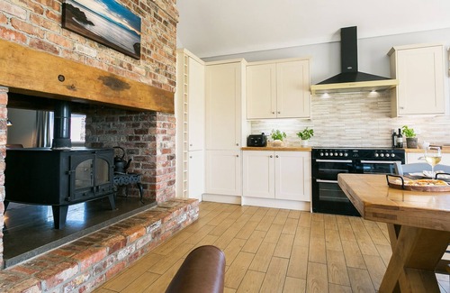 Malltraeth Cottage | Bwthyn Gwenllyr - sleeps 6 guests in 3 bedrooms
