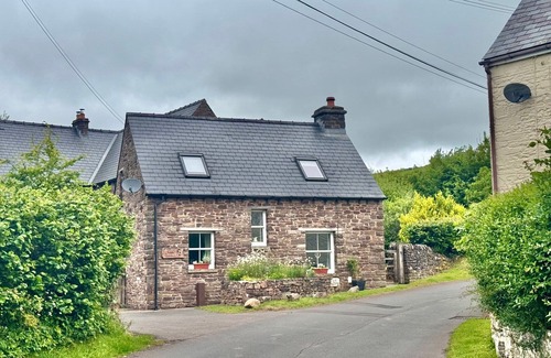 Brecon House | Bwthyn Gwennol - Two Bedroom House, Sleeps 4