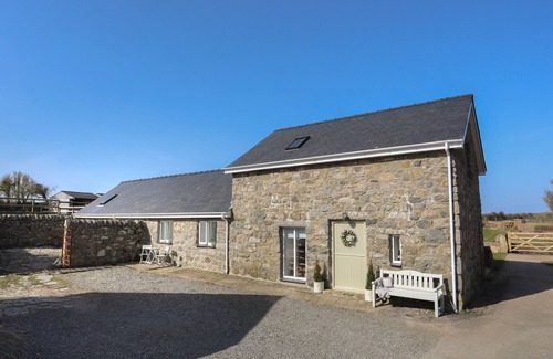 Nefyn Cottage | BWTHYN GWENYN YR HAF (SUMMER BEE BARNS), pet friendly in Nefyn